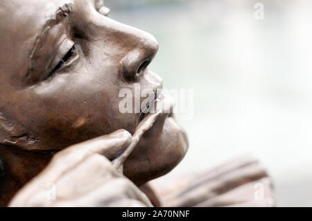 Détail d'une statue d'un clown en regardant un miroir magique Banque D'Images