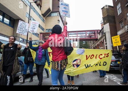 Londres, Royaume-Uni. 29 octobre, 2019. Les travailleurs externalisés appartenant à l'Organisation des voix du monde (UVW) syndicat mars autour de leur milieu au St Mary's Hospital de Paddington. Sous-traitée par Sodexo, l'une des plus grandes entreprises multinationales, autour de 200 nettoyeurs de migrants, les porteurs et les traiteurs sont en grève pour l'égalité de salaire, conditions de travail et de traitement avec les collègues du NHS à peu près équivalents qui sont payés entre 6.000 € par an et plus ont prévu 12 jours de grève. Credit : Mark Kerrison/Alamy Live News Banque D'Images