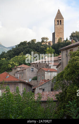 France, Languedoc-Roussilon, Olargues, le joli village perché de Olargues dans la Montagne Noire en début de matinée. Banque D'Images