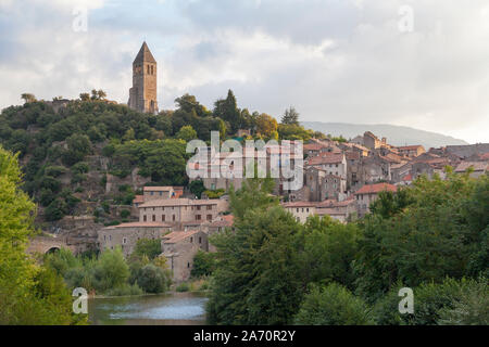 France, Languedoc-Roussilon, Olargues, le joli village perché de Olargues dans la Montagne Noire en début de matinée. Banque D'Images