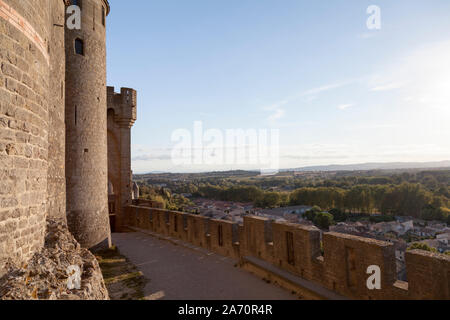 France, Languedoc-Roussillon, Carcassonne, vue le long des murs extérieurs de la ville médiévale fortifiée (ville fortifiée) de Carcassonne. Banque D'Images