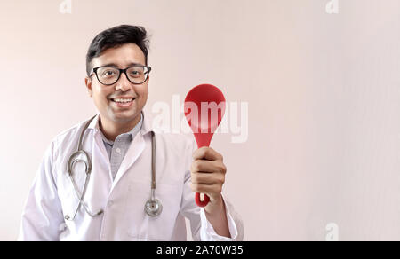 Femme médecin indien en blouse blanche et stéthoscope et louche de cuisine Banque D'Images