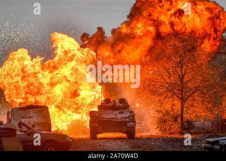 Un Guerrier blindé à pouvoirs par l'intermédiaire d'une explosion au cours de la puissance de combat de l'Armée '' démonstration de la dernière et l'avenir ; la technologie utilisée sur les opérations dans le monde entier dans la plaine de Salisbury, Wiltshire. Banque D'Images