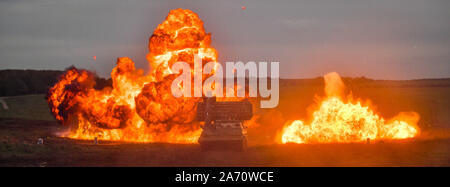 Un Guerrier blindé à pouvoirs par l'intermédiaire d'une explosion au cours de la puissance de combat de l'Armée '' démonstration de la dernière et l'avenir ; la technologie utilisée sur les opérations dans le monde entier dans la plaine de Salisbury, Wiltshire. Banque D'Images