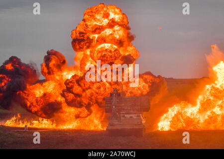 Un Guerrier blindé à pouvoirs par l'intermédiaire d'une explosion au cours de la puissance de combat de l'Armée '' démonstration de la dernière et l'avenir ; la technologie utilisée sur les opérations dans le monde entier dans la plaine de Salisbury, Wiltshire. Banque D'Images