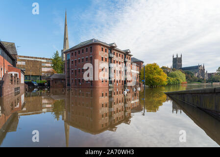 Les niveaux élevés de l'eau sur la rivière Severn entraîner des inondations dans la ville de Worcester, Worcester, Royaume-Uni Banque D'Images