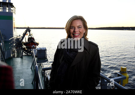 Flensburg, Allemagne. 29 Oct, 2019. Julia Klöckner (CDU), Ministre fédéral de l'Agriculture, de l'est à bord du bateau de protection de la pêche "Eagle". Klöckner a informé lui-même à bord du navire sur les activités de contrôle de la pêche en mer. Crédit : Carsten Rehder/dpa/Alamy Live News Banque D'Images