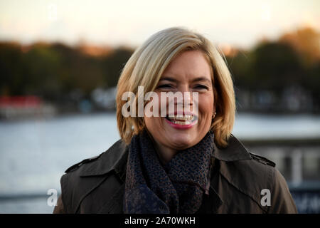Flensburg, Allemagne. 29 Oct, 2019. Julia Klöckner (CDU), Ministre fédéral de l'Agriculture, de l'est à bord du bateau de protection de la pêche "Eagle". Klöckner a informé lui-même à bord du navire sur les activités de contrôle de la pêche en mer. Crédit : Carsten Rehder/dpa/Alamy Live News Banque D'Images