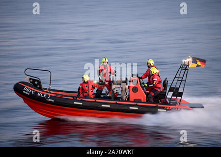 Flensburg, Allemagne. 29 Oct, 2019. Julia Klöckner (CDU), Ministre fédéral de l'Agriculture, de l'oriente un bateau d'urgence du contrôle des pêches dans une combinaison de survie. Klöckner a informé lui-même à bord du navire "eeadler' sur les activités de contrôle de la pêche en mer. Crédit : Carsten Rehder/dpa/Alamy Live News Banque D'Images