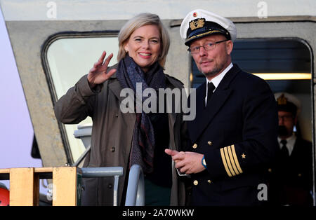 Flensburg, Allemagne. 29 Oct, 2019. Julia Klöckner (CDU), Ministre fédéral de l'Agriculture, de l'est à bord du bateau "eeadler protection de la pêche" à côté de Le Capitaine Dirk Hänse. Klöckner a informé lui-même à bord du navire sur les activités de contrôle de la pêche en mer. Crédit : Carsten Rehder/dpa/Alamy Live News Banque D'Images