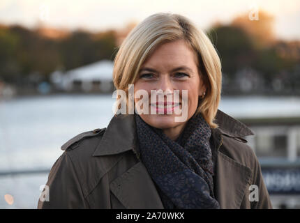 Flensburg, Allemagne. 29 Oct, 2019. Julia Klöckner (CDU), Ministre fédéral de l'Agriculture, de l'est à bord du bateau de protection de la pêche "Eagle". Klöckner a informé lui-même à bord du navire sur les activités de contrôle de la pêche en mer. Crédit : Carsten Rehder/dpa/Alamy Live News Banque D'Images