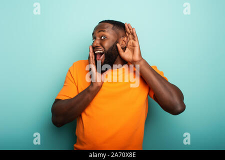 L'homme entend un avis secret. Concept de la curiosité et de commérages. L'expression étonnée Banque D'Images