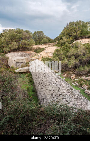 Monolithe d'Algajola. Une grande colonne de granit mesurant 17.36m par 2.74m coupé en 1837 pour être utilisé pour une statue de Napoléon 1er, mais ne pouvait pas être transporte Banque D'Images