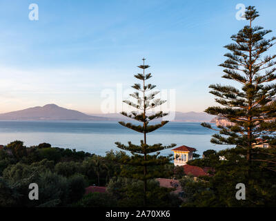 En regardant vers le Vésuve depuis Sorrente, côte amalfitaine, italie Banque D'Images