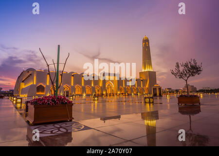 La Mosquée d'État du Qatar (Mosquée Imam Muhammad ibn Abd al-Wahhab) offre une vue extérieure au coucher du soleil avec des nuages dans le ciel Banque D'Images