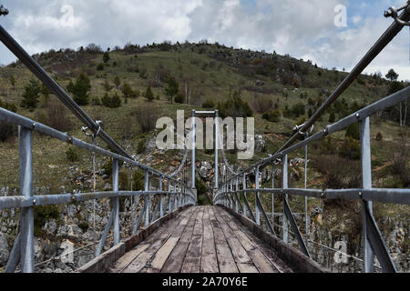 Balade à travers le pont (POV) au-dessus de la rivière Uvac. Banque D'Images