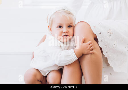 Fille tient à genoux. Les émotions la Fête des Mères. Petit enfant. Banque D'Images