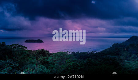 Vue panoramique sur la pittoresque colorés de l'océan Pacifique lors d'un incroyable coucher du soleil spectaculaire de mountainos ville de Manuel Antonio au Costa Rica. Banque D'Images