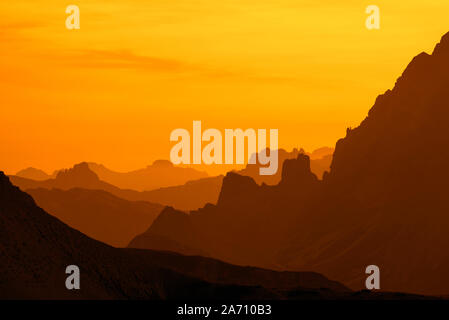 Chaînes de montagnes au coucher du soleil dans les Dolomites de Sexten / Dolomiti di Sesto / Sextener Dolomiten, réserve naturelle dans le Tyrol du Sud, Italie Banque D'Images