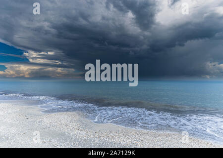 Tempête sur la mer bleue, abattu en Roumanie station Banque D'Images