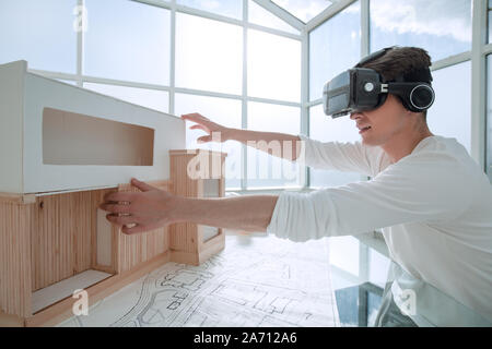 Close up. Architecte d'intérieur à l'aide d'un casque de réalité virtuelle Banque D'Images