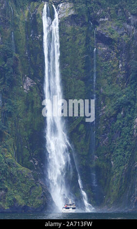 Cascade énorme avec voile à Milford Sound, NZ Banque D'Images