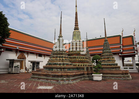 L'hôtel Chedi lumineux dans le Wat Pho, Bangkok. Banque D'Images