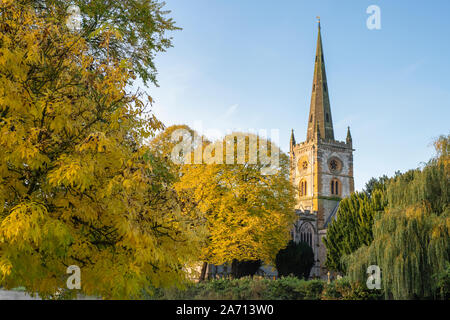 L'église Holy Trinity et les arbres d'automne. Stratford Upon Avon, Warwickshire, Angleterre Banque D'Images