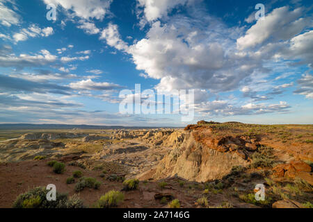 Image de la 'badlands' région connue sous le nom de Skull Creek Rim, désert rouge, Sweetwater County, Wyoming, USA. Banque D'Images