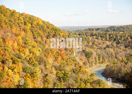 Avis de Letchworth State Park de tir à l'automne au cours de point avec des feuilles sur les arbres et la rivière Genessee Banque D'Images