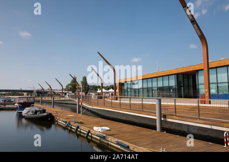 Marina Club en bois moderne et des capacités à Szczecin, Pologne. Bateau à moteur, bateaux amarrés à la banque. Banque D'Images