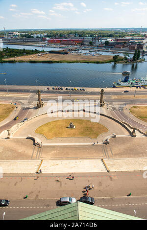 Rive gauche de la rivière Oder à Szczecin avec le musée maritime et le remblai de Chrobry, Szczecin, Pologne. Banque D'Images