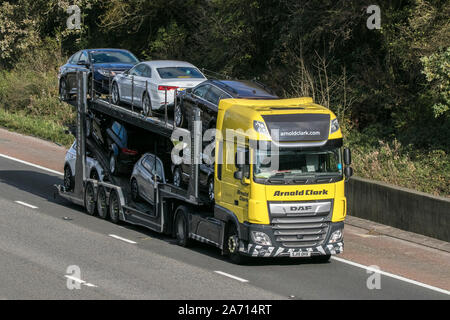 DAF Arnold Clark car carrier transport commercial, l'industrie, sur la M6 à Lancaster, UK Banque D'Images