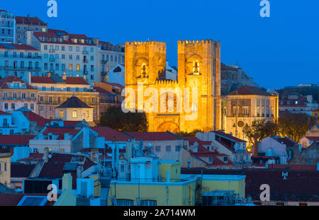 Belle Cathédrale de Lisbonne au crépuscule. Portugal Banque D'Images