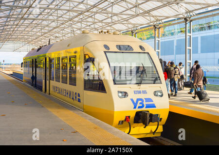 Kiev, UKRAINE - Octobre 07, 2019 : l'embarquement des passagers de train Express - navette aéroport Boryspil airport train à partir de la gare centrale de Kiev Boryspil à la une Banque D'Images