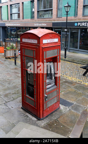 Boîte de téléphone rouge converti à agir comme une machine à sous avec un téléphone public Banque D'Images