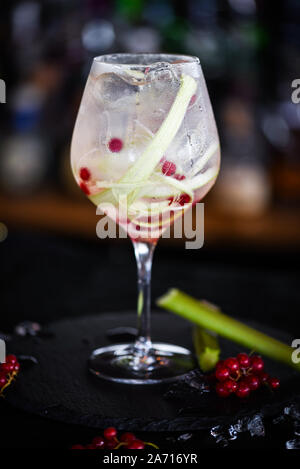 gin tonique avec rhubarbe fraîche et baies rouges Banque D'Images