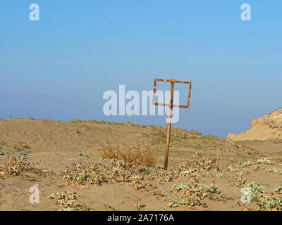 Old rusty signe vide sur le paysage désertique, copy space Banque D'Images