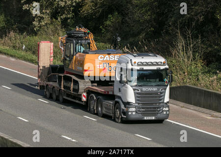 Scania R580 blanc lourd avec remorque de transport commercial de l'usine, l'industrie, sur la M6 à Lancaster, UK Banque D'Images