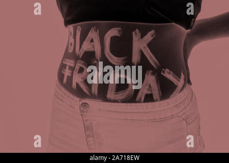 Fille a écrit avec Edding Vendredi Noir sur son ventre Banque D'Images