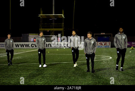 Yeovil Town joueurs inspecter le terrain avant de la FA Cup quatrième ronde de qualification, match à rejouer Coles Park Stadium, Londres. Banque D'Images