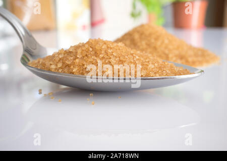 Spoon and heap of brown sugar. Close-up Banque D'Images