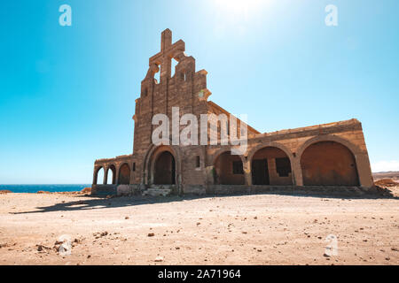 L'extérieur de l'ancienne église en ruine - paysage désert ensoleillé Banque D'Images