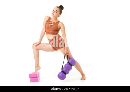 Les femmes d'âge moyen faisant du yoga en studio, le concept de l'exercice physique et la détente Banque D'Images