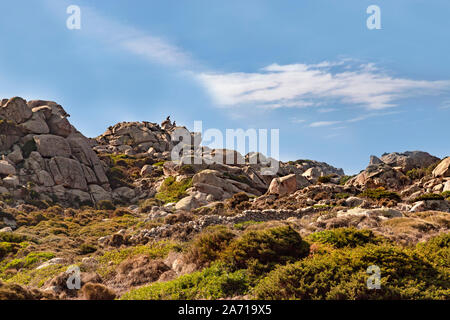 Les touristes profitant de la vue depuis le granite de forme bizarre sur Capo Testa, Santa Teresa di Gallura, Olbia-Tempio, Sardaigne, Italie. Banque D'Images