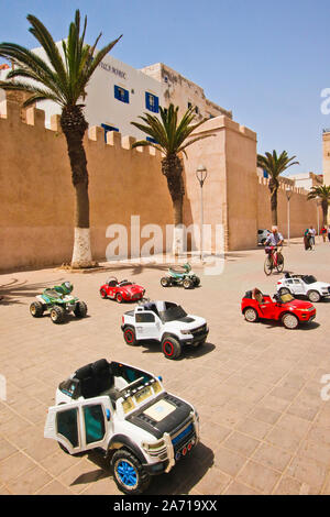 Voitures jouets Lego pour les enfants d'Essaouira. Maroc Banque D'Images