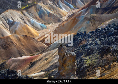 Le long d'une rivière dans la vallée entre les montagnes colorées de Landmannalaugar, Islande Banque D'Images