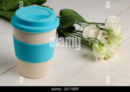 Apportez votre propre tasse. Eco friendly bamboo tasse réutilisable pour emporter, sur fond de bois blanc. Copier l'espace. Zéro déchets. Banque D'Images