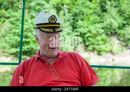 L'homme à chapeau capitaines sur un bateau sur le lac près de Leśnia château Czocha, Basse-silésie, Pologne Banque D'Images