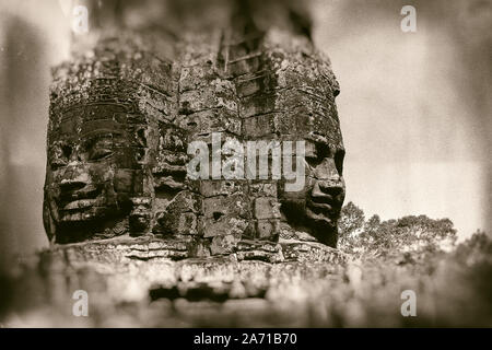 Cambodge, Angkor, Bayon temple : d'énormes visages sculptés à l'intérieur du temple Bayon. Banque D'Images